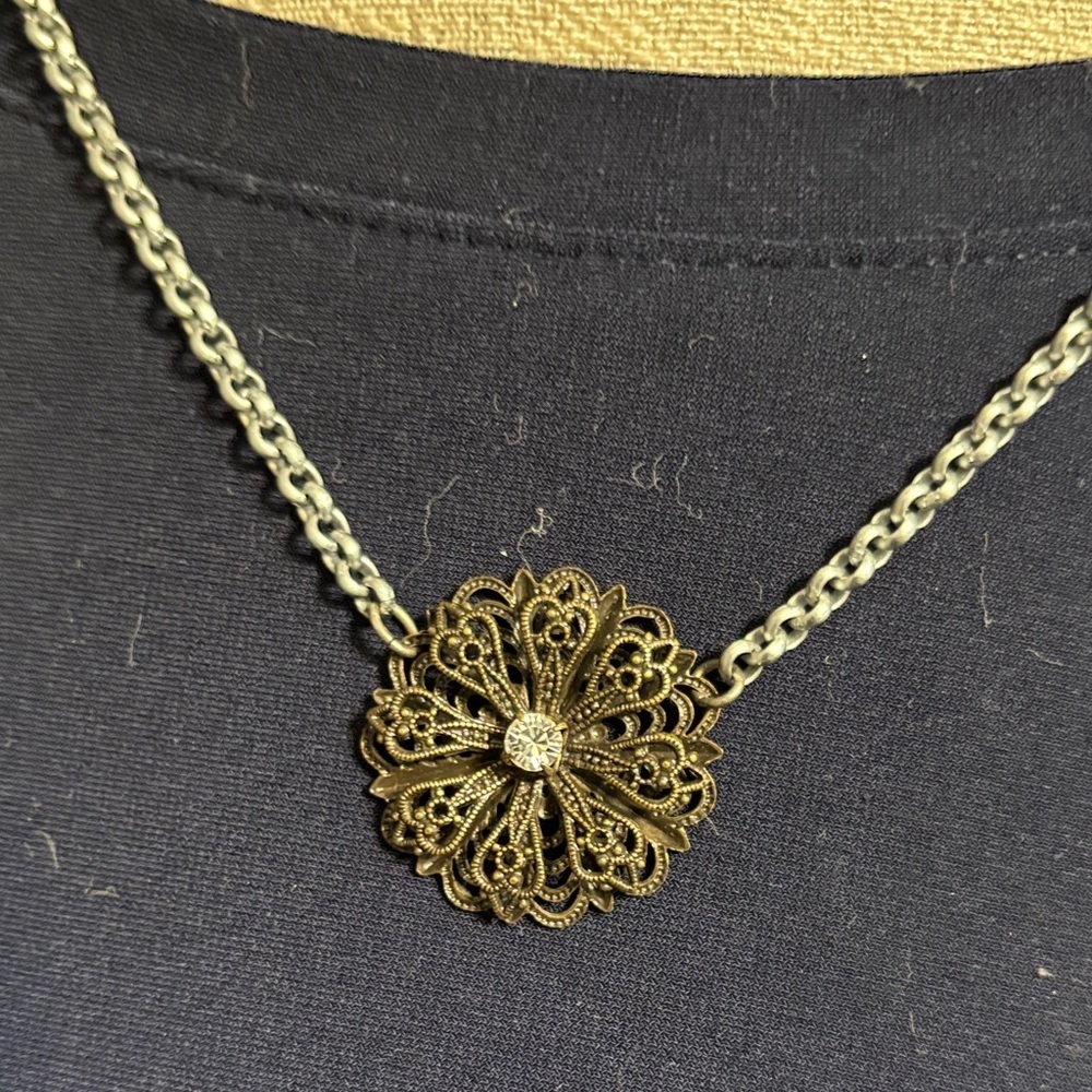 Elegant Floral Pendant Necklace - Picture 2 of 3